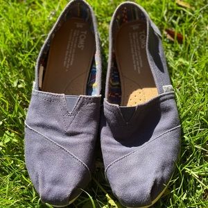 Navy Toms Size 8